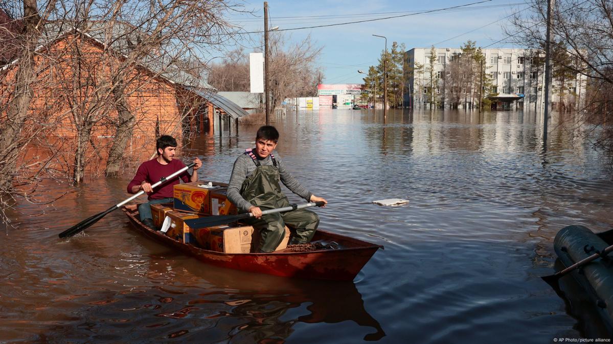 Russia floods: 'Critical' mass evacuations ordered – DW – 04/12/2024