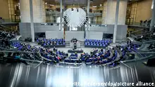 Abgeordnete nehmen an der 164. Sitzung des Bundestages teil. Debattiert wird unter anderem über die Bezahlkarte für Asylsuchende, die Bekämpfung von Antisemitismus, Änderung im Namensrecht, Regulierung von Mobilitätsdaten und die Abstimmung über das Gesetz zur Selbstbestimmung beim Geschlechtseintrag. +++ dpa-Bildfunk +++