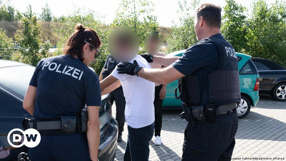 Deutschland nimmt 700 Menschenhändler fest – Minister – DW – 13.04.2024