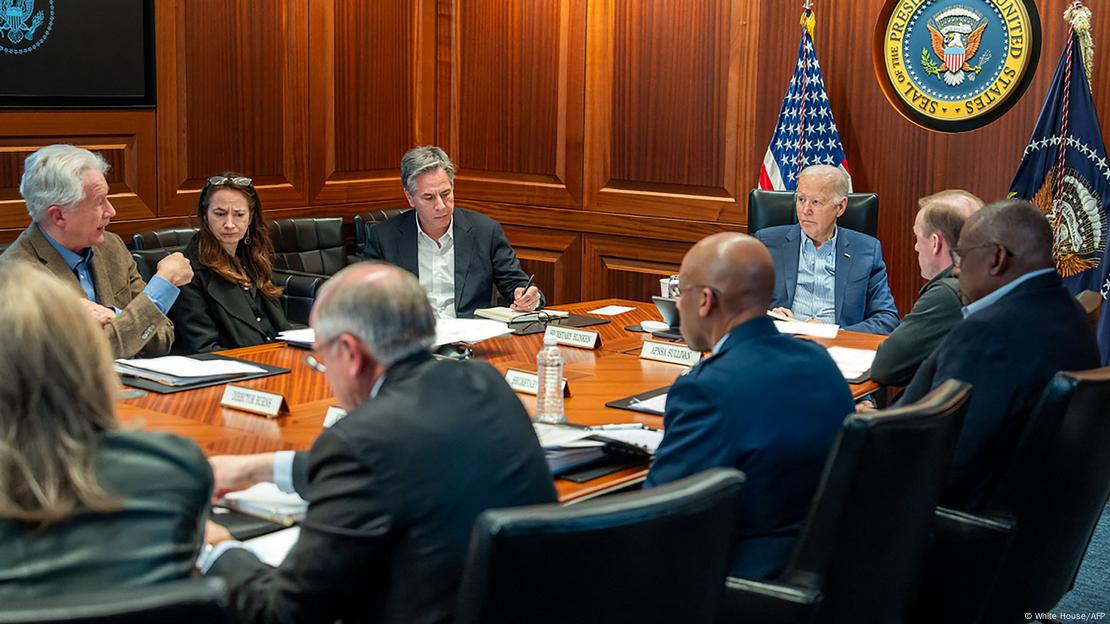 US-Präsident Joe Biden und Außenminister Antony Blinken sitzen mit weiteren Personen an einem großen Tisch im Weißen Haus 