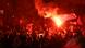 Manifestação popular no Irã, com bandeiras e fogos de artifício Manifestação popular no Irã, com bandeiras e fogos de artifício