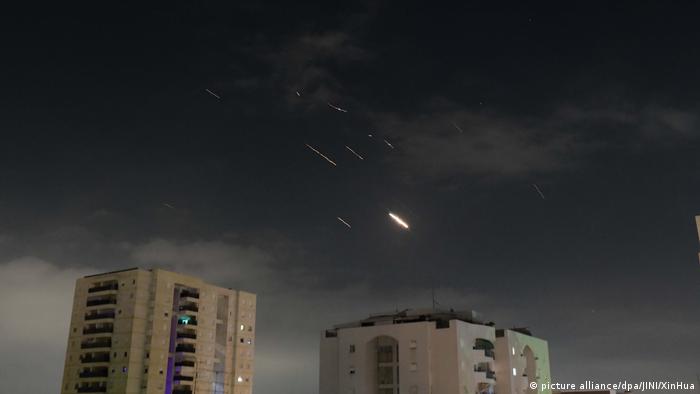 Explosões sobre Tel Aviv durante bombardeio iraniano a Israel