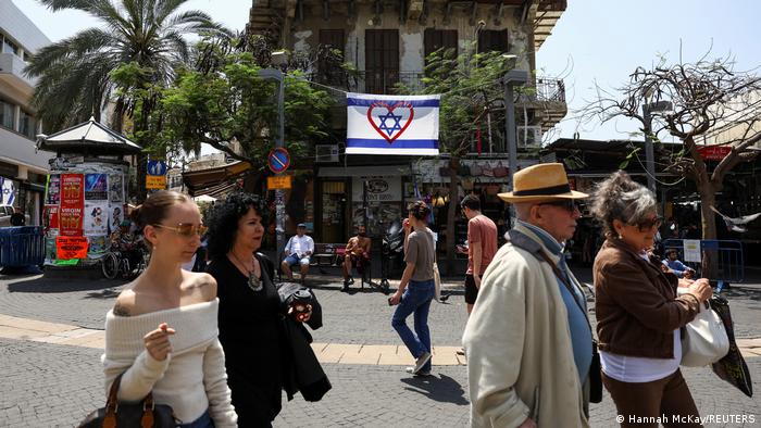 Nas ruas de cidades como Tel Aviv há pouca evidência de uma economia de guerra ou qualquer sensação de escassez