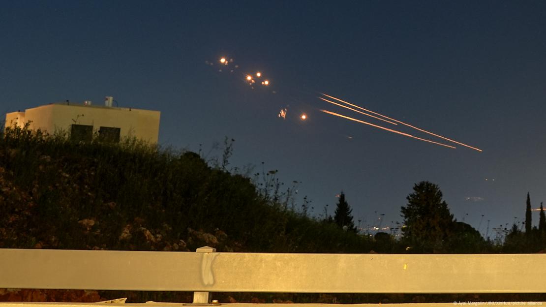 Céu noturno riscado pelo rastro de mísseis 