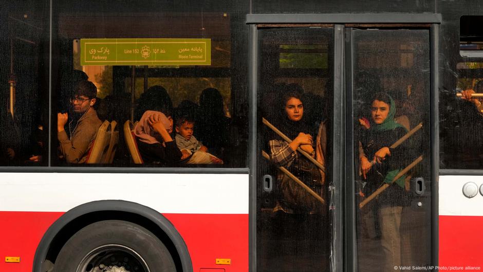 Prizor iz gradskog prevoza u Teheranu (nedelja, 14. april)