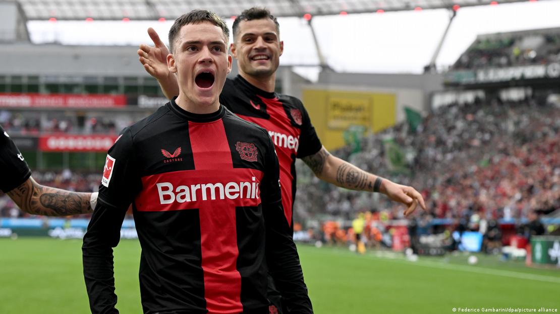 Florian Wirtz y Granit Xhaka en el estadio.
