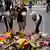 Australia StabbingRamos de flores forman un monumento improvisado afuera del centro comercial donde cientos de residentes de Sídney llegaron a rendir homenaje. 