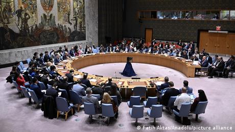 Nach den Angriffen des Irans auf Israel hat UN-Generalsekretär António Guterres bei einer Sondersitzung des Weltsicherheitsrats zur Deeskalation aufgerufen. 