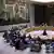 Birleşmiş Milletler Güvenlik Konseyi toplantısında hilal şeklindeki masanın etrafında diplomatlar