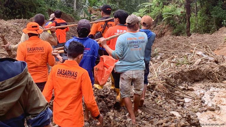 Indonesia: Landslides Kill 18 On Sulawesi Island – DW – 04/15/2024