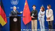 15.04.2024, China, Shanghai: Bundeskanzler Olaf Scholz (SPD) nimmt an einer Townhall mit Studierenden an der Tongji-Universität teil. Scholz befindet sich auf seiner dreitägigen China-Reise. Foto: Michael Kappeler/dpa +++ dpa-Bildfunk +++