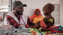 07.04.2024, Tschad, Metche Camp: Sudanesische Kinder, die an Unterernährung leiden, werden in einer Klinik der Ärzte ohne Grenzen (MSF) im Lager Metche, nahe der sudanesischen Grenze behandelt. Viele Menschen sind vor den Kämpfen in Sudans westliche Region Darfur geflohen, nach Angaben der Vereinten Nationen sind fast 9 Millionen Menschen aus ihrer Heimat geflohen. Foto: Patricia Simon/AP +++ dpa-Bildfunk +++