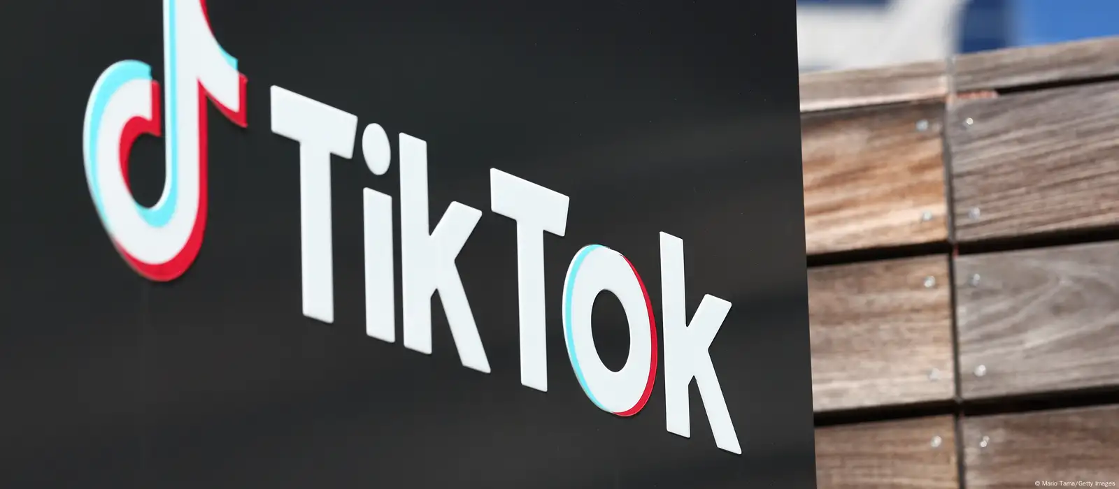 Палата представителей одобрила законопроект о запрете TikTok – DW –  20.04.2024