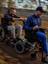 Δύο άνδρες σε αναπηρικά καροτσάκια κινούνται μέσα σε ένα δάσος στην Ουκρανία