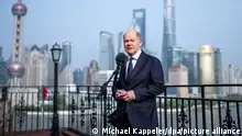 15.04.2024, China, Shanghai: Bundeskanzler Olaf Scholz (SPD) spricht bei einem Pressestatement in Shanghai. Der Bundeskanzler befindet sich auf seiner dreitägigen China-Reise. Foto: Michael Kappeler/dpa +++ dpa-Bildfunk +++