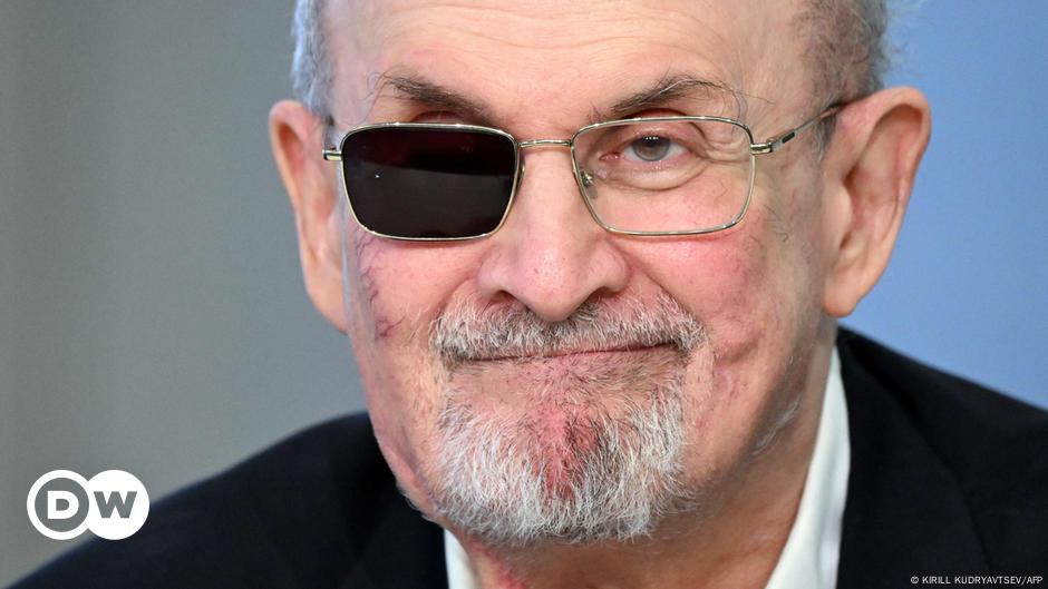 Wow Salman Rushdie Diserang Dengan Pisau di AS