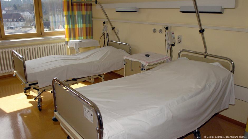 Prazni kreveti u bolnici - višestruko 