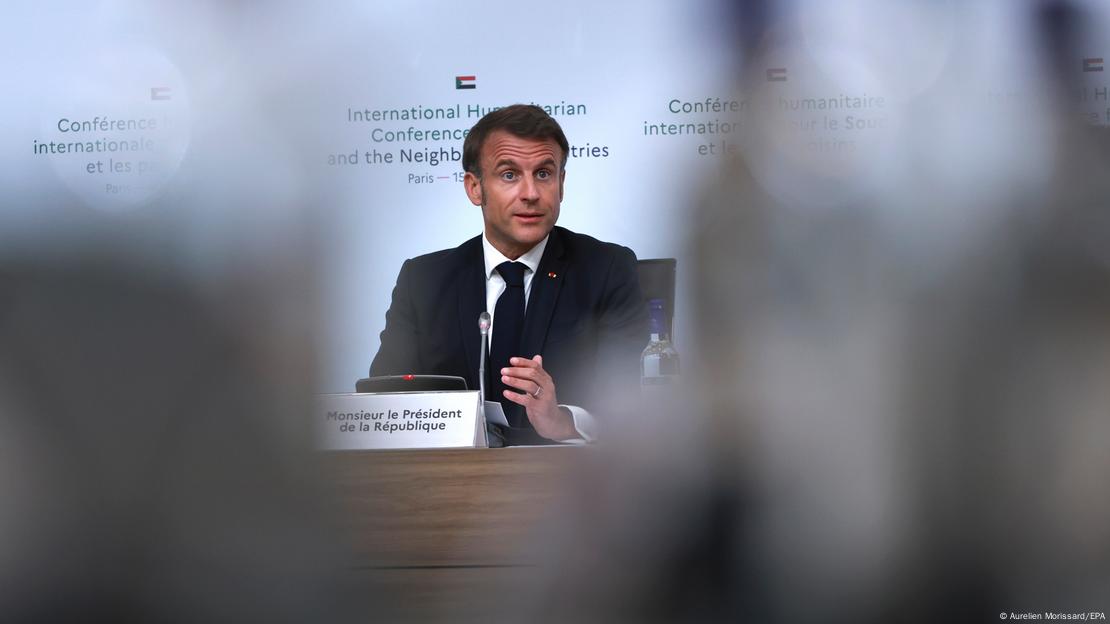 O Presidente francês Emmanuel Macron anunciou que Paris e os seus aliados tinham recolhido promessas de mais de 2 mil milhões de euros (2,1 mil milhões de dólares) para ajudar a aliviar a crise humanitária no Sudão