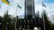 Monumento con fotos de muertos, una bandera ucraniana a la izquierda, una bandera húngara a la derecha. Monumento con fotos de muertos, una bandera ucraniana a la izquierda, una bandera húngara a la derecha.