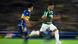 Jogador do Boca Junior se aproxima de jogador do Palmeiras que está com a bola Jogador do Boca Junior se aproxima de jogador do Palmeiras que está com a bola