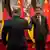 Bundeskanzler Olaf Scholz und der chinesische Präsident Xi Jinping reichen sich die Hand