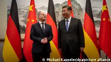 16.04.2024, China, Peking: Bundeskanzler Olaf Scholz (SPD) wird von Xi Jinping, Staatspräsident von China, im Staatsgästehaus empfangen. Der Besuch bei Xi ist der Höhepunkt der dreitägigen Reise von Scholz durch China. Foto: Michael Kappeler/dpa +++ dpa-Bildfunk +++