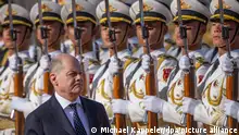 Bundeskanzler Olaf Scholz (SPD) wird vom Ministerpräsidenten von China mit militärischen Ehren vor der Großen Halle des Volkes empfangen. Der Besuch in Peking ist Abschluss der dreitägigen Reise von Scholz durch China.