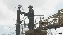 DW Eigendreh | Reperaturen am Stromnetz der Ukraine Ukrainian frontline electricians repairing destructed power
