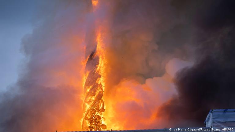 Полум'я охопило шпиль Копенгагенської фондової біржі 16 квітня 2024 року Полум'я охопило шпиль Копенгагенської фондової біржі 16 квітня 2024 року