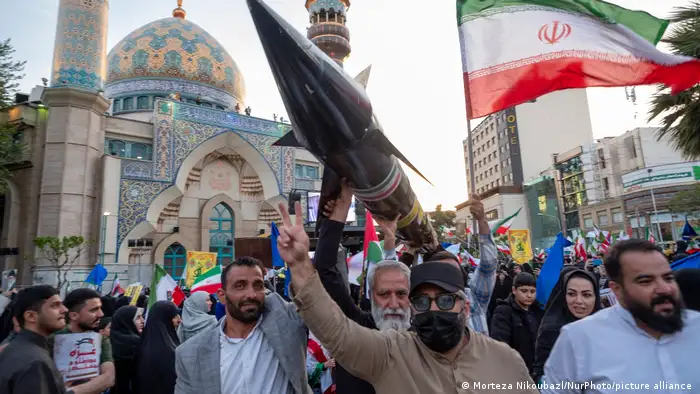 伊朗民眾慶祝伊朗對以色列發動無人機攻擊