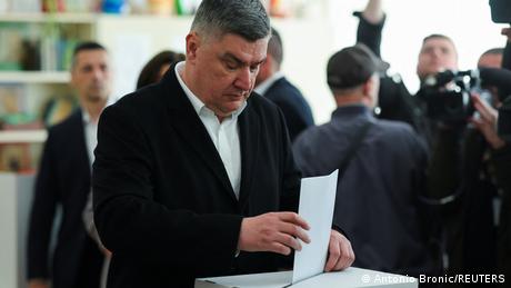 Der kroatische Präsident Zoran Milanovic bei der Stimmabgabe in einem Wahllokal während der Parlamentswahlen. 