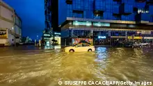 أمطار غزيرة وفيضانات - مشاهد غير مسبوقة في تاريخ الإمارات العربية