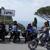 Η αστυνομία κάθεται σε μοτοσικλέτες κάτω από μια πινακίδα που λέει "Capri" καθώς μια γυναίκα περνάει με ποδήλατο.
