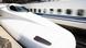 Un tren bala Shinkansen con destino a Tokio pasa junto a un tren detenido en la estación de Nagoya. Un tren bala Shinkansen con destino a Tokio pasa junto a un tren detenido en la estación de Nagoya.