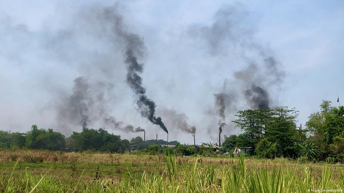 This mill in Indonesia uses plastic scraps as fuel, sending harmful smoke into the airImage: Yuyun Ismawati/2024