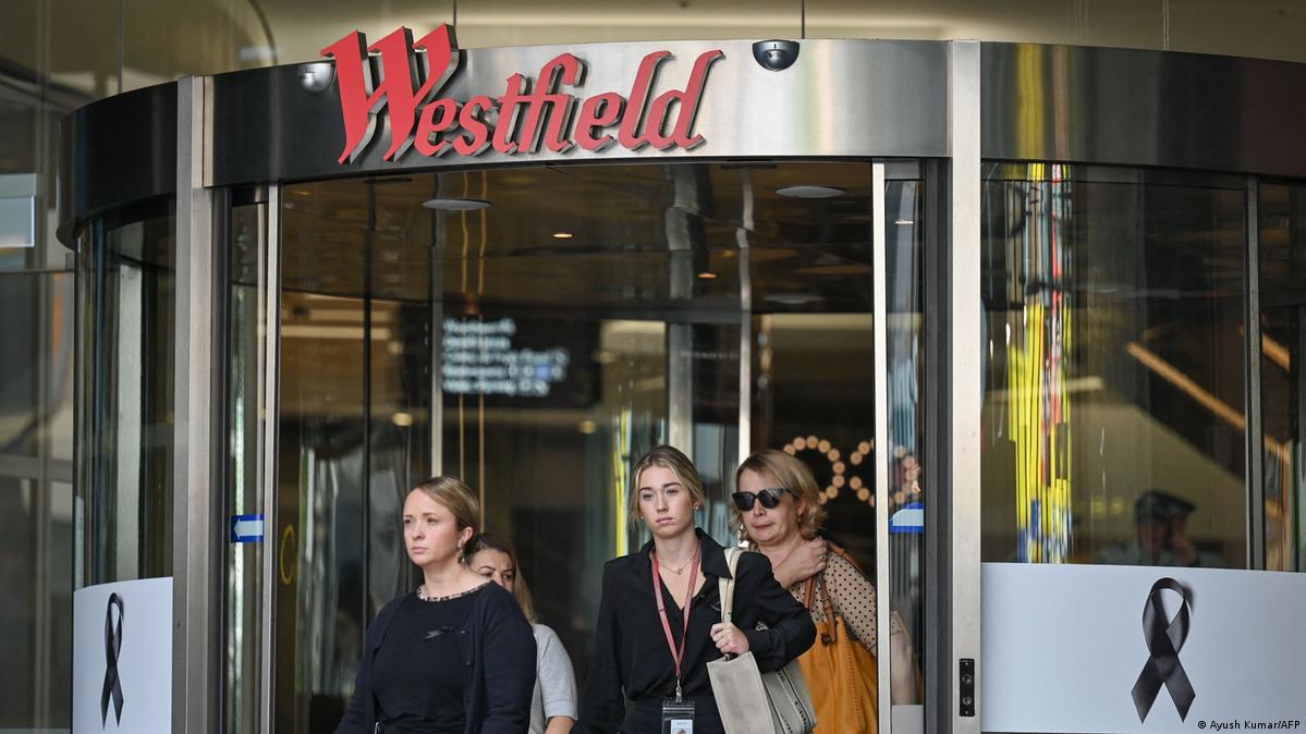 Australia: Sydney mall reopens after stabbing attack