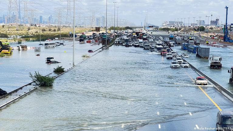 UAE: Dubai scrambles to resume flights after deadly floods – DW – 04/18/2024