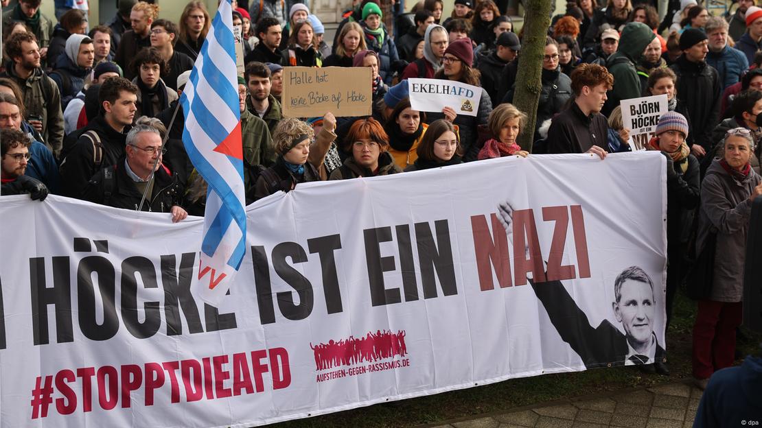 Hunderte Menschen demonstrieren in Halle im Bundesland Sachsen-Anhalt mit Plakaten gegen die Alternative für Deutschland (AfD) und ihren als besonders extrem geltenden Politiker Björn Höcke. Auf einem riesigen Transparent steht in großen Buchstaben: "Höcke ist ein Nazi" und etwas kleiner darunter "Stoppt die AfD".