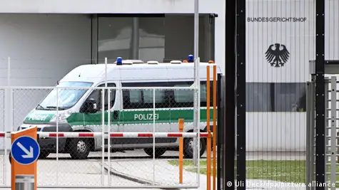 Pamje simbolike - automjet policie dhe tabela Gjykata e Larte e Gjermanise