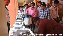 Abren colegios en largas elecciones generales de India
