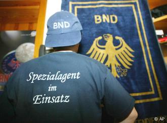 Mütze, T-Shirt und Badetuch aus dem Shop des BND
