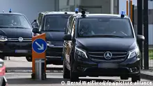 19.02.2024 | Fahrzeuge der Polizei verlassen das Gelände der Bundesanwaltschaft am Bundesgerichtshof in Karlsruhe. Hier sollen mehrere zuvor festgenommene Terrorverdächtige vorgeführt werden.