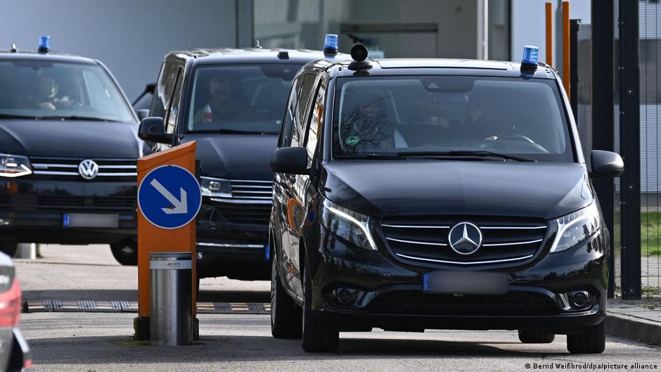Policijska vozila napuštaju prostorije Saveznog tužilaštva pri Saveznom sudu pravde u Karlsrueu 19. aprila 2024.
