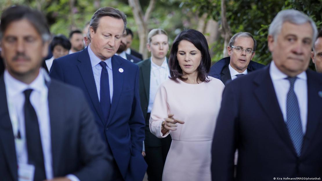 David Cameron, Außenminister von Großbritannien, und die deutsche Amtskollegin Annalena Baerbock im Gespräch
