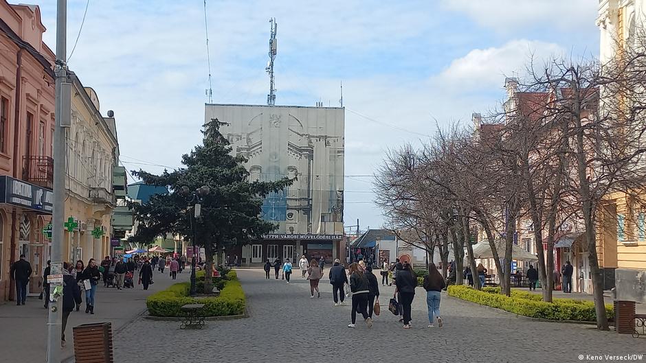 Ulica u Beregovu, u pozadini je opštinski kulturni centar s dvojezičnim ukrajinsko-mađarskim natpisom