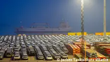Stellfläche für Import Fahrzeuge, hunderte von Hyundai Ioniq, Elektro Autos, warten auf den Weitertransport, am EUROGATE Containerterminal im Überseehafen von Bremerhaven, Niedersachsen, Deutschland