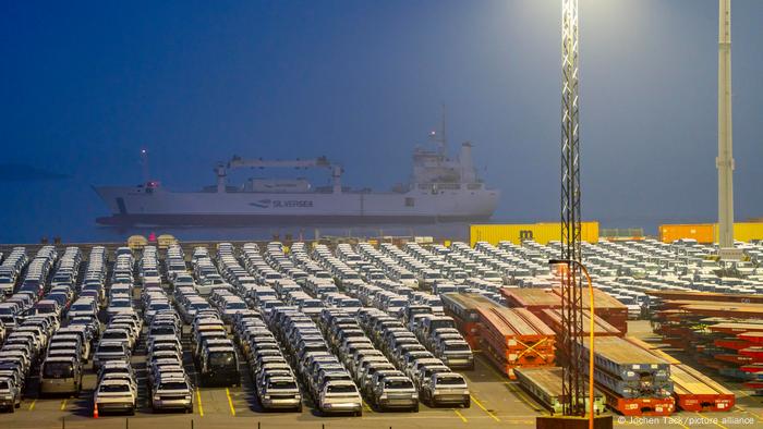 Á espera de compra ou embarque, automóveis estacionados enchem o porto de Bremerhaven