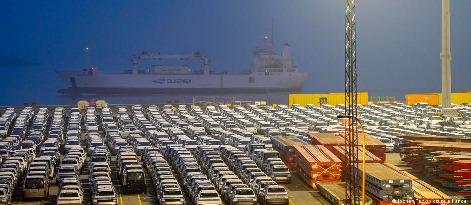 Á espera de compra ou embarque, automóveis estacionados enchem o porto de Bremerhaven