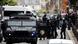 Um camburão da polícia francesa e diversos agentes uniformizados Um camburão da polícia francesa e diversos agentes uniformizados