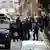Agentes policiales afuera de la cancillería iraní en París.